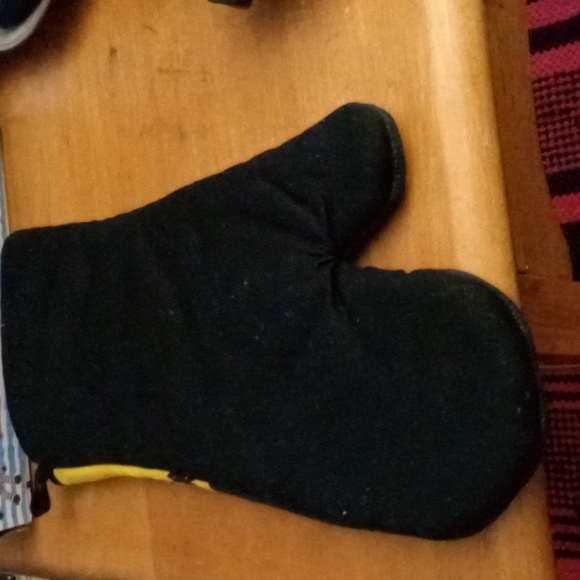 Peanuts Yellow And Black Oven Mitt - NWOT - Picture 3 of 3